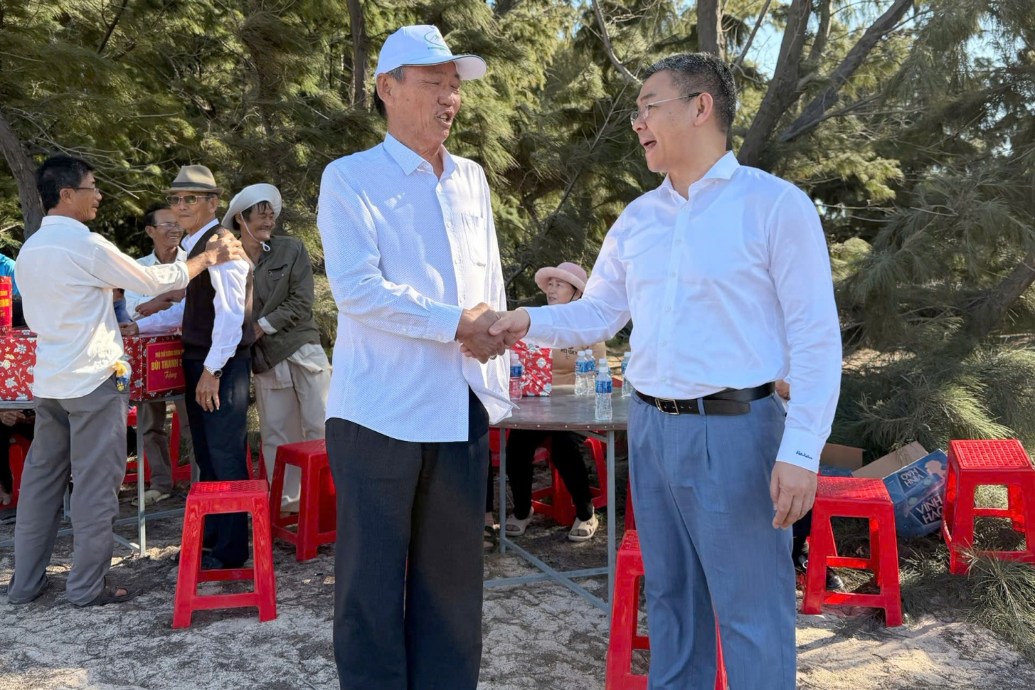 Phó Tổng Giám đốc Petrovietnam Lê Mạnh Cường trao đổi với nhân dân vùng dự án