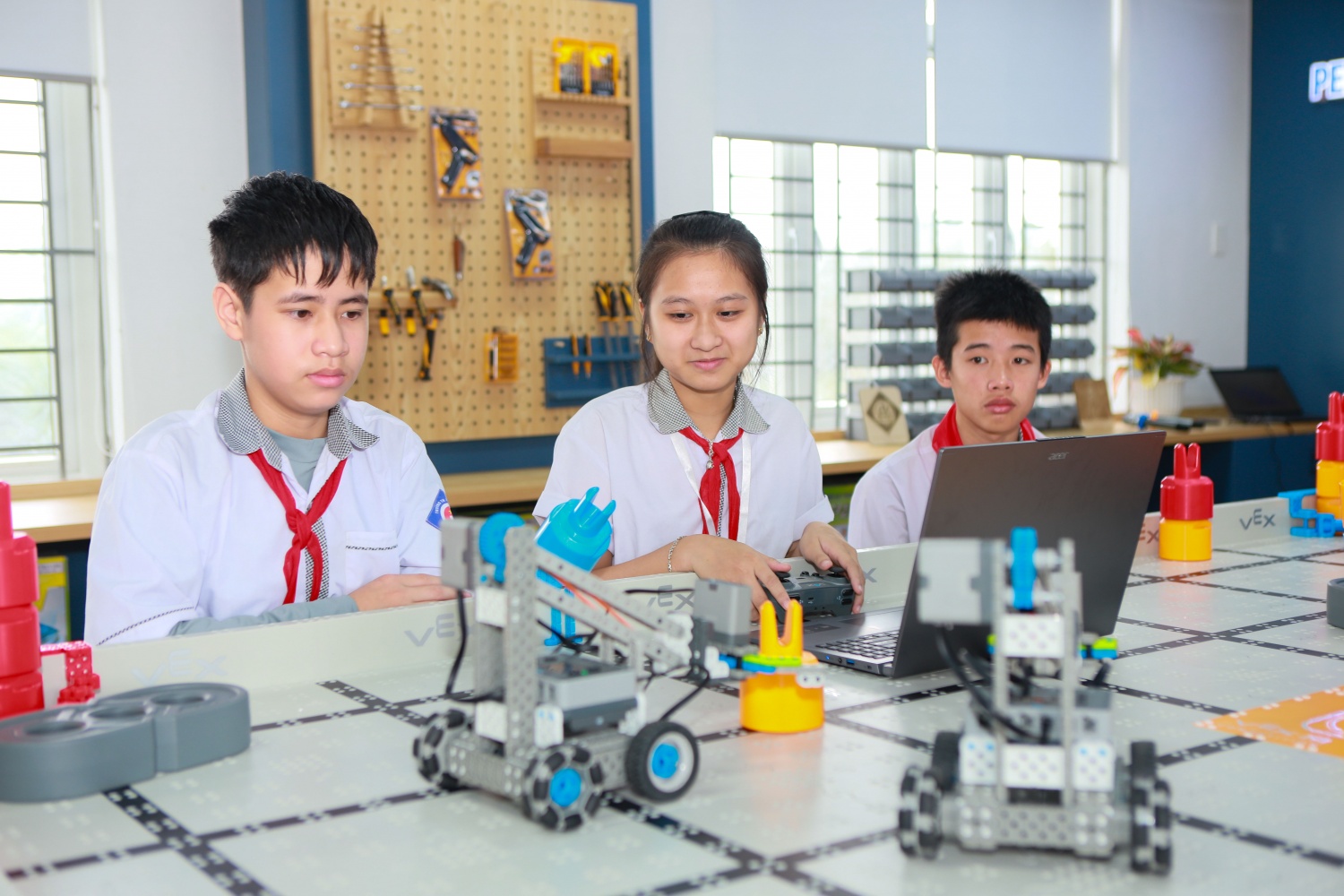 Học sinh thích thú với các thiết bị, mô hình học tập tiên tiến, hiện đại do Petrovietnam trang bị tại phòng STEM.