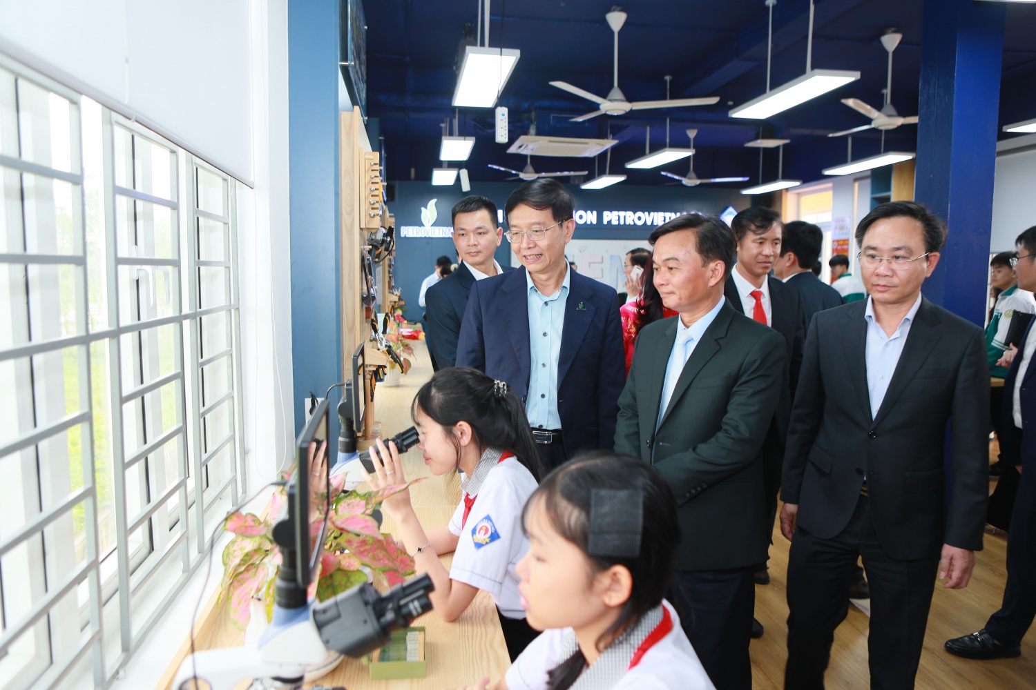 Các đại biểu tham quan, trao đổi với các em học sinh.