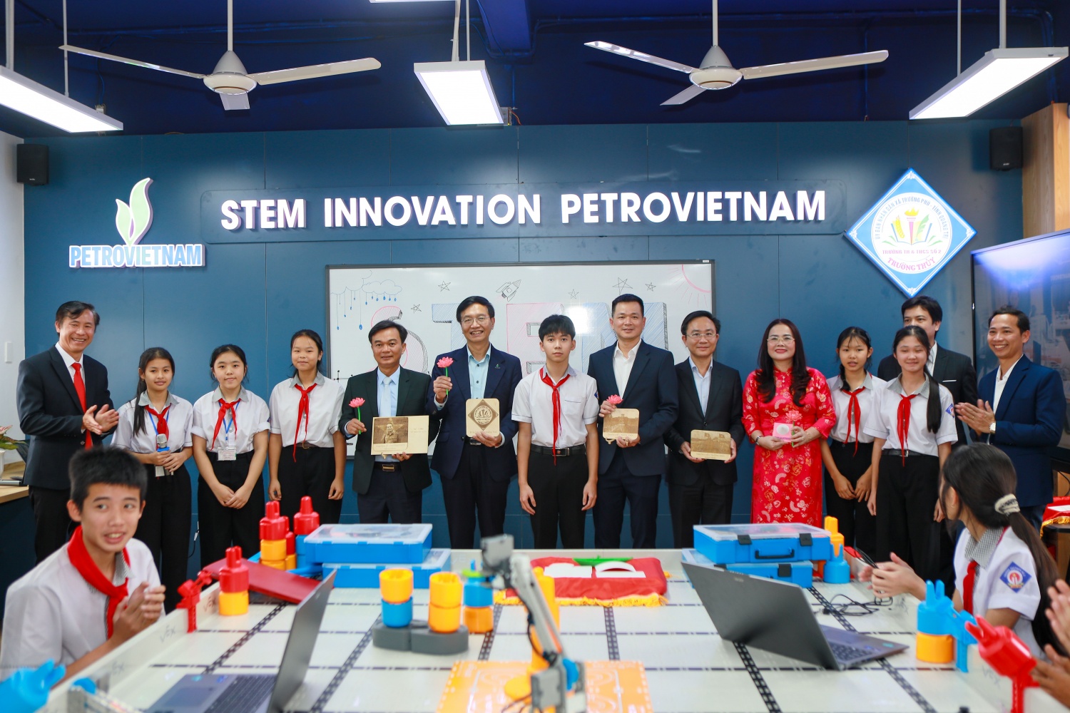 Các em học sinh Trường TH&THCS số 2 Trường Thuỷ dành tặng những phần quà do chính tay các em tự thiết kế.
