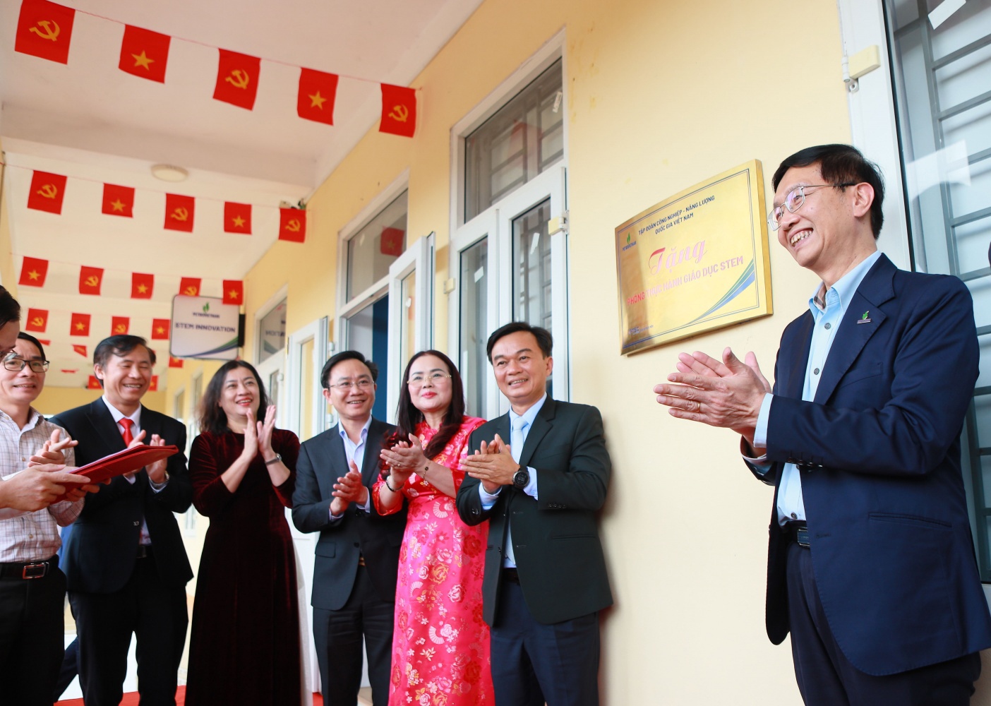 Các đại biểu thực hiện nghi thức khánh thành phòng STEM tại Trường TH&THCS Số 2 Trường Thủy (xã Trường Phú).