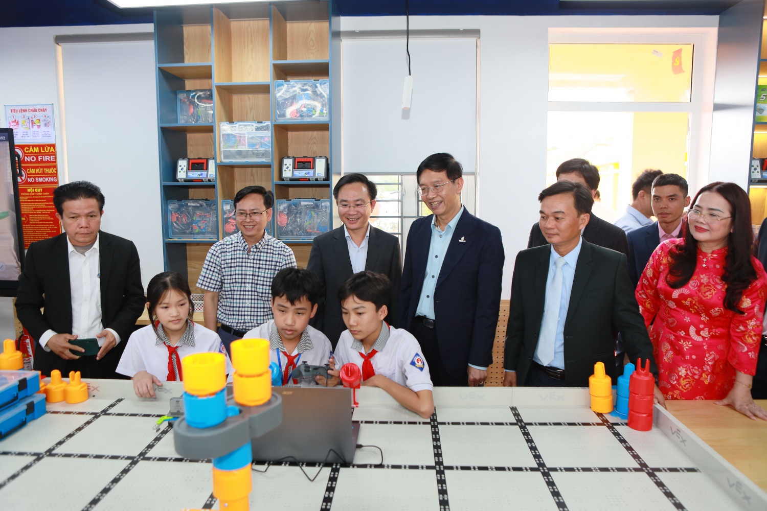 Lãnh đạo UBND tỉnh, Petrovietnam và các Sở, ban ngành tham quan, trao đổi với các em học sinh tại phòng STEM.