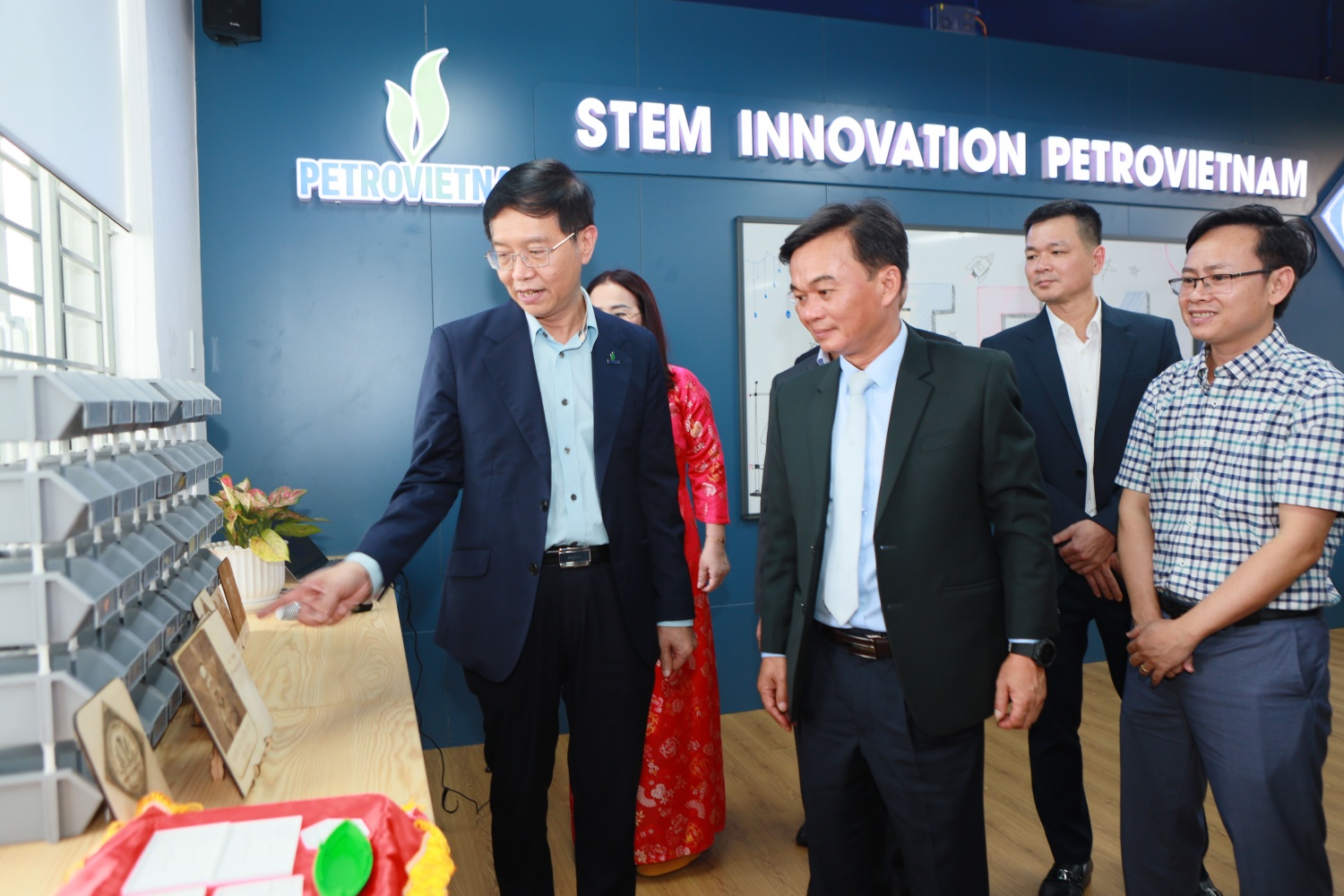 Lãnh đạo tỉnh Quảng Trị, Petrovietnam xem các sản phẩm do chính tay các em học sinh chế tác từ các thiết bị tại phòng STEM.