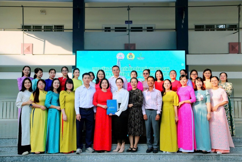 Công đoàn PVEP - POC và Thầy Cô Trường Tiều học Lưu Chí Hiếu tại buổi lễ.