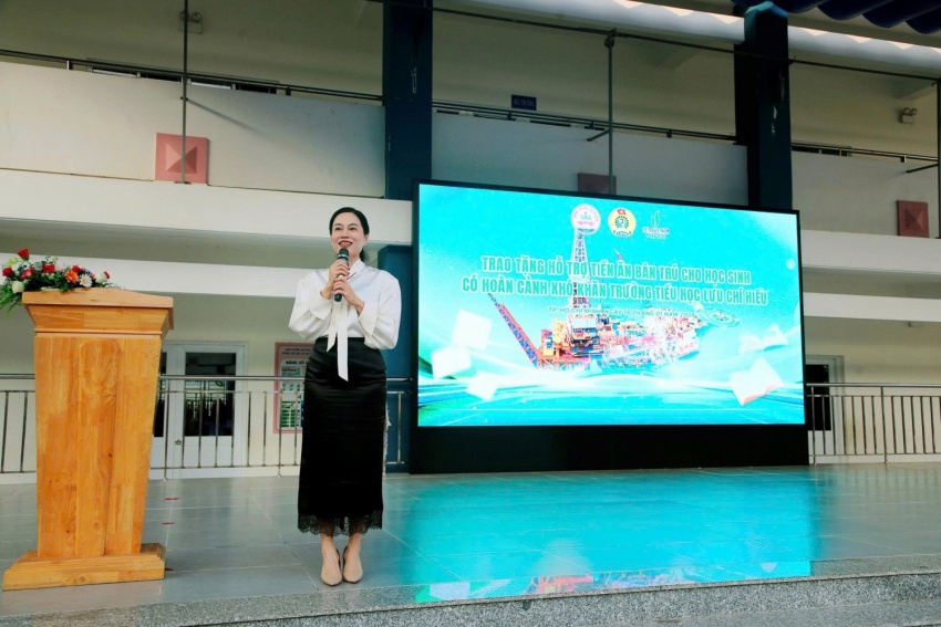 Bà Vũ Thu Hương hy vọng rằng những món quà nhỏ này sẽ góp phần tiếp theo nghị lực cho các em học sinh