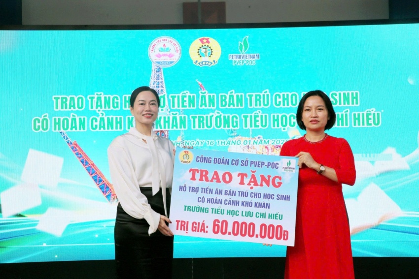 Bà Vũ Thu Hương – Chủ tịch Công đoàn Cơ sở, Trưởng Phòng An toàn – Sức khỏe – Môi trường PVEP-POC trao tặng bảng tượng trưng hỗ trợ tiền ăn bán trú cho học sinh có hoàn cảnh khó khăn Trường Tiểu học Lưu Chí Hiếu.
