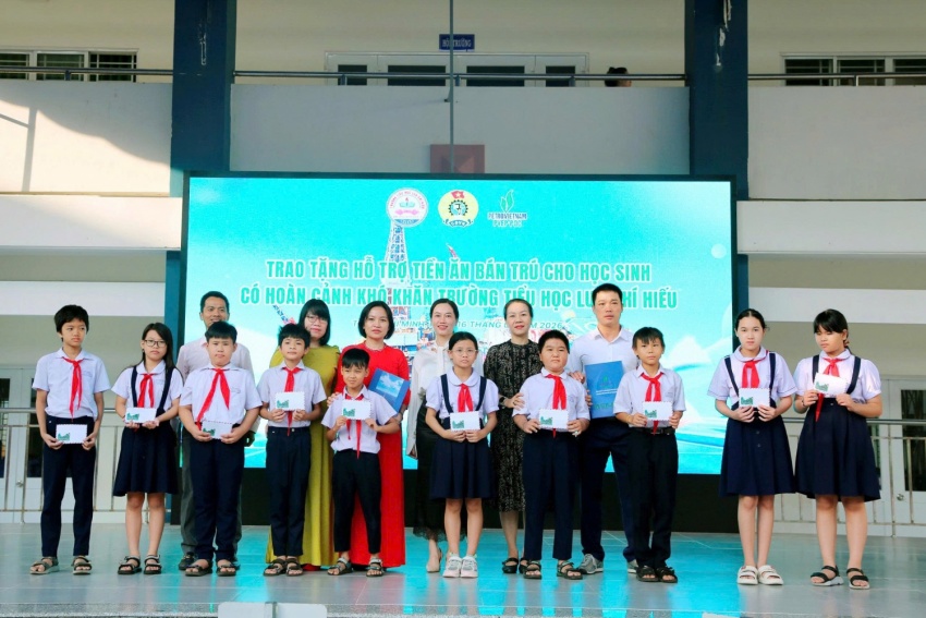 Công đoàn PVEP-POC và Ban giám hiệu Trường Tiểu học Lưu Chí Hiếu trao tặng các em học sinh có hoàn cảnh khó khăn các khối 1,2,3,4,5.