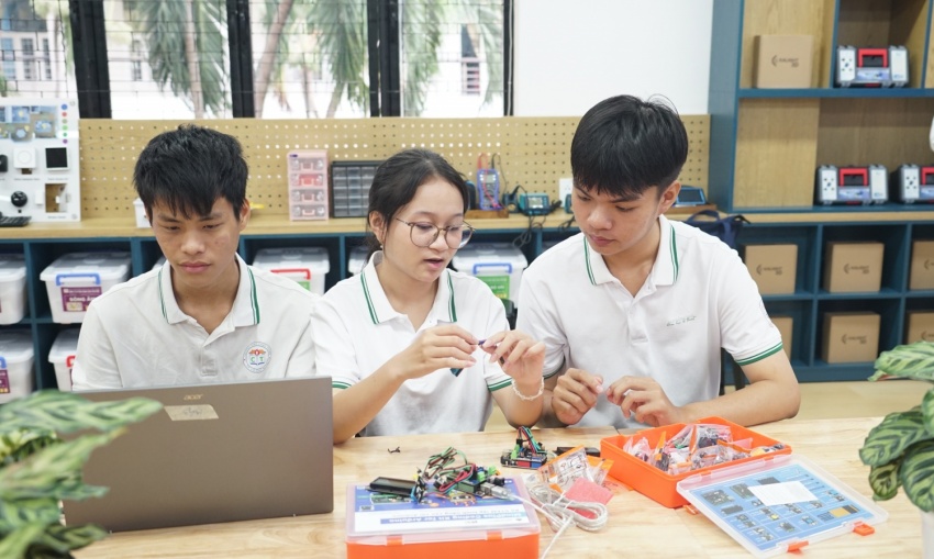 Học sinh Trường THPT Châu Thành trải nghiệm thực hành tại phòng STEM mới.