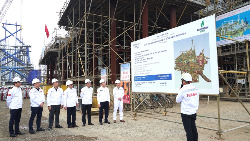 Đoàn công tác lãnh đạo Tập đoàn nghe đại diện nhà thầu PTSC giới thiệu tổng thể tiến độ Dự án Lô B.