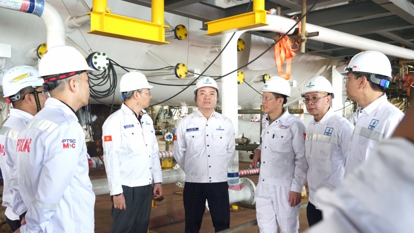 Đồng chí Trần Hồ Bắc - Tổng Giám đốc PTSC báo cáo lãnh đạo Petrovietnam về công tác bảo đảm an toàn, chất lượng và tiến độ thi công tại công trường Dự án Lô B.