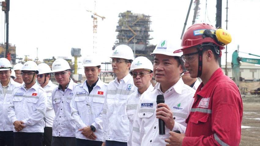 Lãnh đạo Petrovietnam thăm hỏi, động viên người lao động.