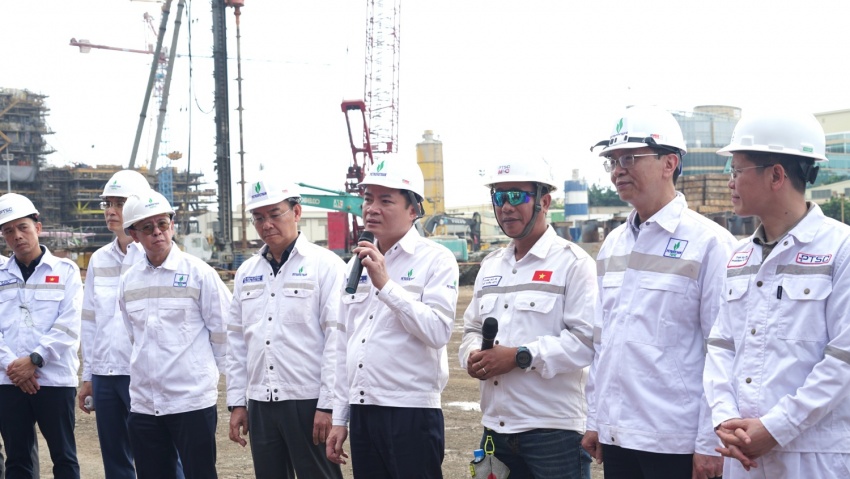 Đồng chí Lê Ngọc Sơn ghi nhận tinh thần làm việc nghiêm túc, trách nhiệm và quyết tâm cao của lực lượng trực tiếp thi công dự án.