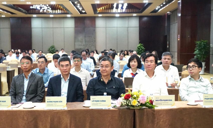Các đại biểu tham dự hội nghị lắng nghe các nội dung quán triệt Nghị quyết Đại hội Đảng bộ Tập đoàn nhiệm kỳ 2025–2030 và Kết luận số 208-KL/TW của Bộ Chính trị.