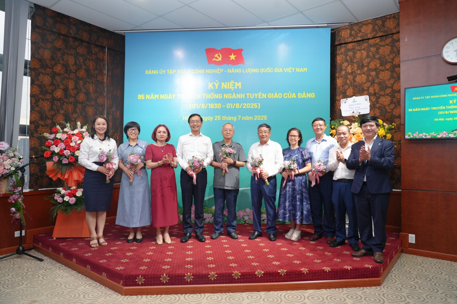 Lãnh đạo Petrovietnam tặng hoa tri ân các trưởng, phó Ban Tuyên giáo Đảng uỷ các thời kỳ