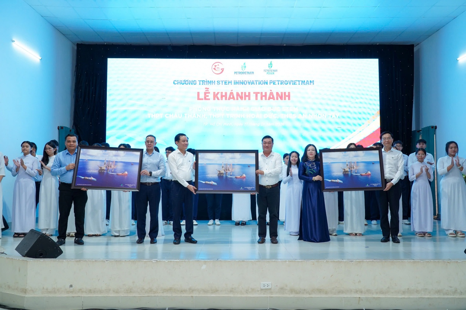 Lãnh đạo Petrovietnam trao quà lưu niệm cho 3 trường THCS An Nhơn Tây, THPT Trịnh Hoài Đức và THPT Châu Thành.