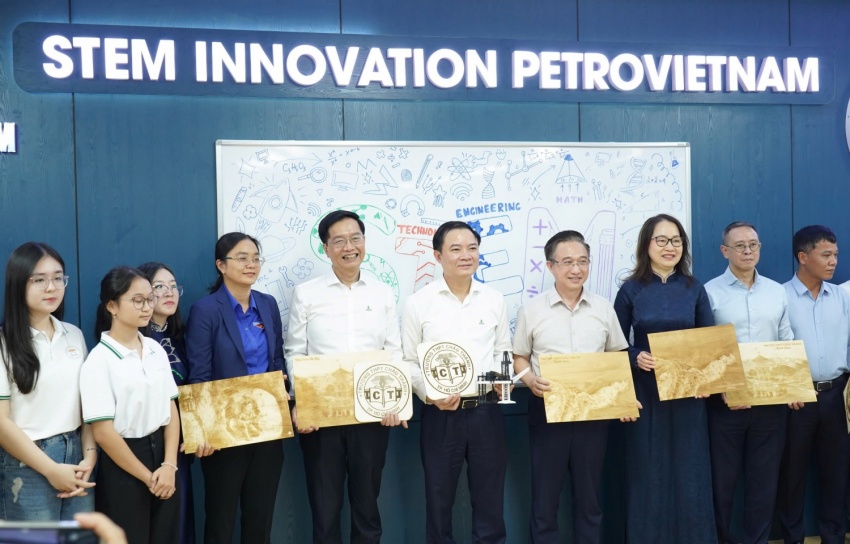 Các đại biểu đón nhận quà tặng là những mô hình, sản phẩm STEM đầu tiên do học sinh thực hiện trong không gian thực hành của nhà trường.