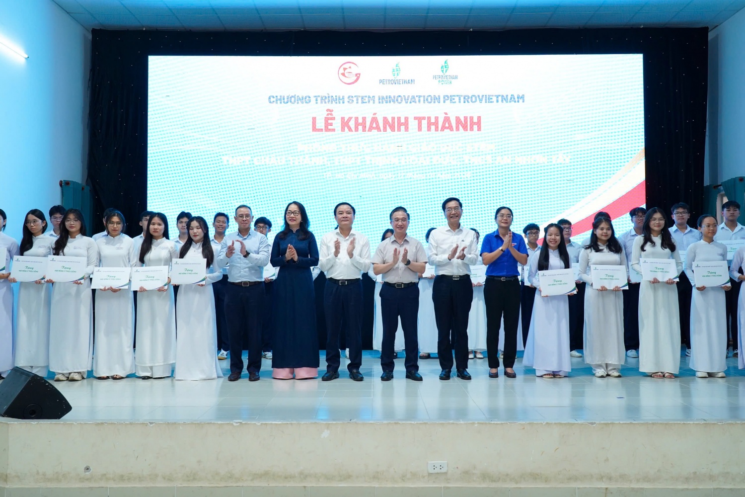 Lãnh đạo Petrovietnam trao học bổng cho học sinh Trường THPT Châu Thành trong khuôn khổ Chương trình STEM Innovation Petrovietnam.