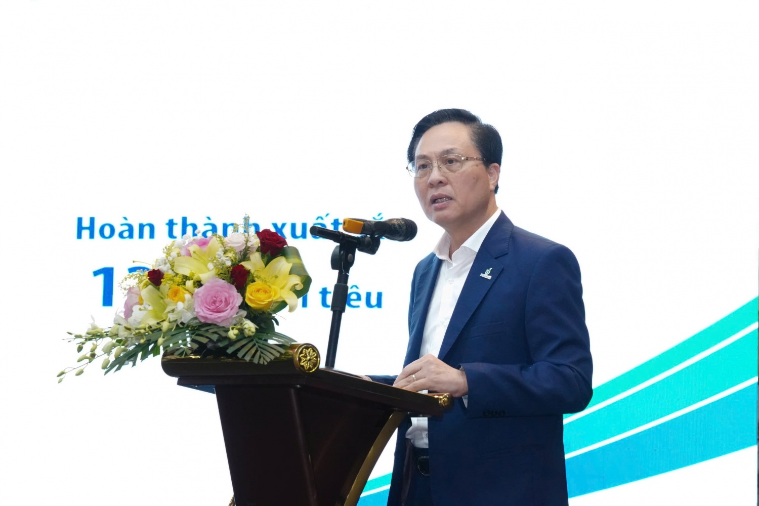 Đồng chí Bùi Minh Tiến trình bày chuyên đề quán triệt Nghị quyết Đại hội Đảng bộ Tập đoàn nhiệm kỳ 2025–2030 và Chiến lược phát triển Tập đoàn đến năm 2030, tầm nhìn 2050.