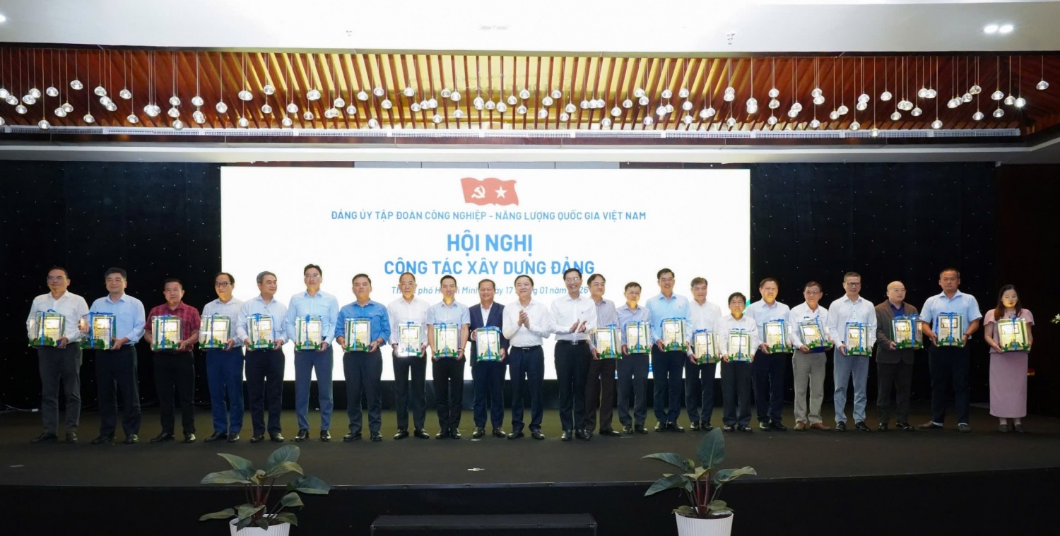 Đảng ủy Tập đoàn tri ân 22 chi bộ, đảng bộ trực thuộc, ghi nhận chặng đường hơn ba nhiệm kỳ đồng hành, gắn bó và đóng góp vào quá trình xây dựng Đảng bộ Tập đoàn trong sạch, vững mạnh theo mô hình toàn Tập đoàn.
