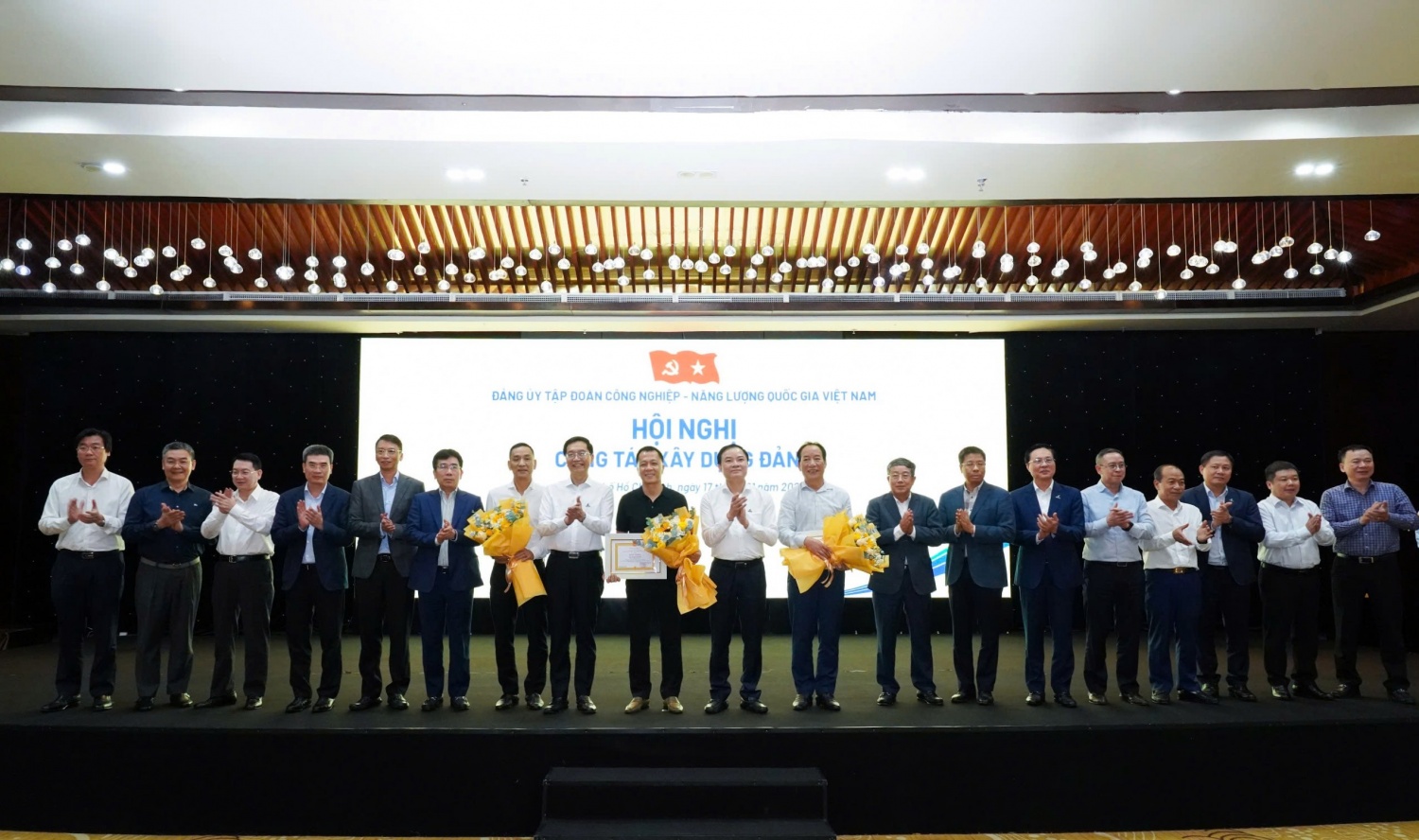 Đảng ủy Tập đoàn tri ân người đại diện phần vốn của Petrovietnam tại PETROSETCO, gồm ông Phùng Tuấn Hà – Chủ tịch HĐQT và ông Vũ Tiến Dương – Tổng Giám đốc PETROSETCO; đồng thời khen thưởng tập thể người lao động PETROSETCO