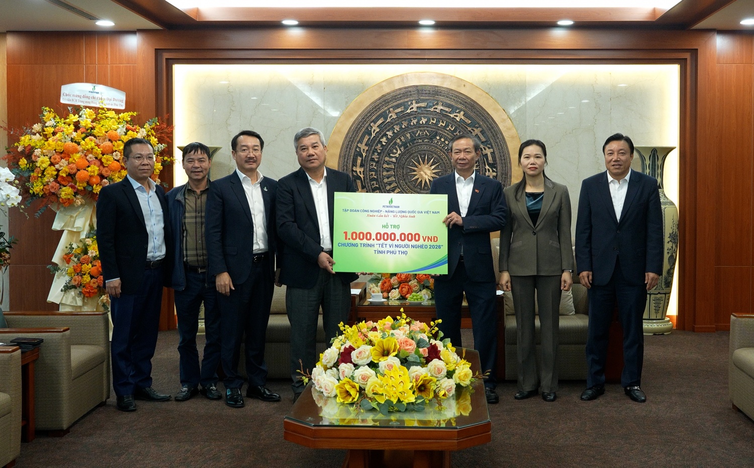Đồng chi Đỗ Chí Thanh - Phó Tổng giám đốc Petrovietnam và đồng chí Nguyễn Thiện Bảo - Tổng giám đốc Tổng công ty Thăm dò Khai thác Dầu khí (PVEP) cùng các đồng chí trong đoàn công tác trao hỗ trợ 1 tỷ đồng cho tỉnh Phú Thọ.