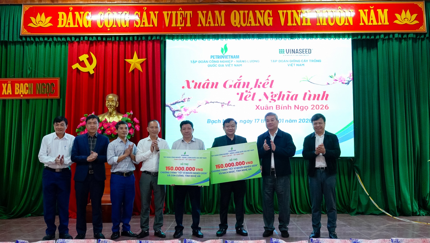 Đồng chí Đỗ Chí Thanh - Phó Tổng giám đốc Petrovietnam và đồng chí Phạm Việt Anh - Chủ tịch HĐQT Tổng công ty Vận tải Dầu khí (PVTrans) cùng các đồng chí trong đoàn công tác trao hỗ trợ 150 triệu đồng/xã cho xã Bạch Ngọc và xã Con Cuông.