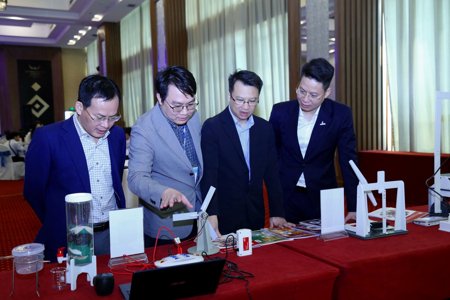 Các đại biểu tham quan khu vực trưng bày STEM.