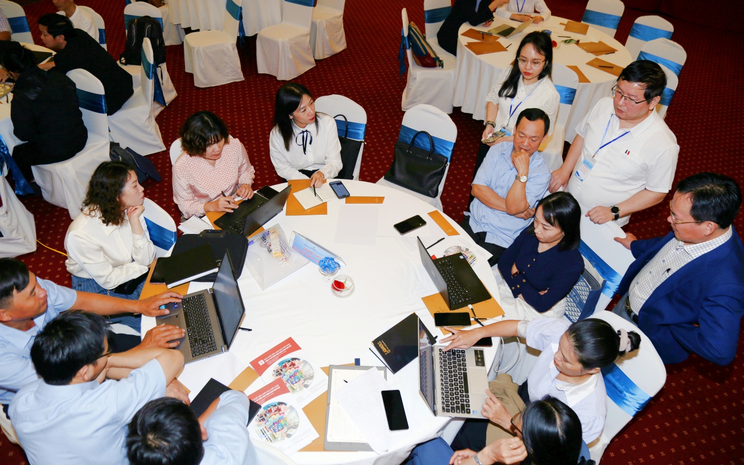 Các giáo viên thảo luận nội dung chương trình tập huấn.