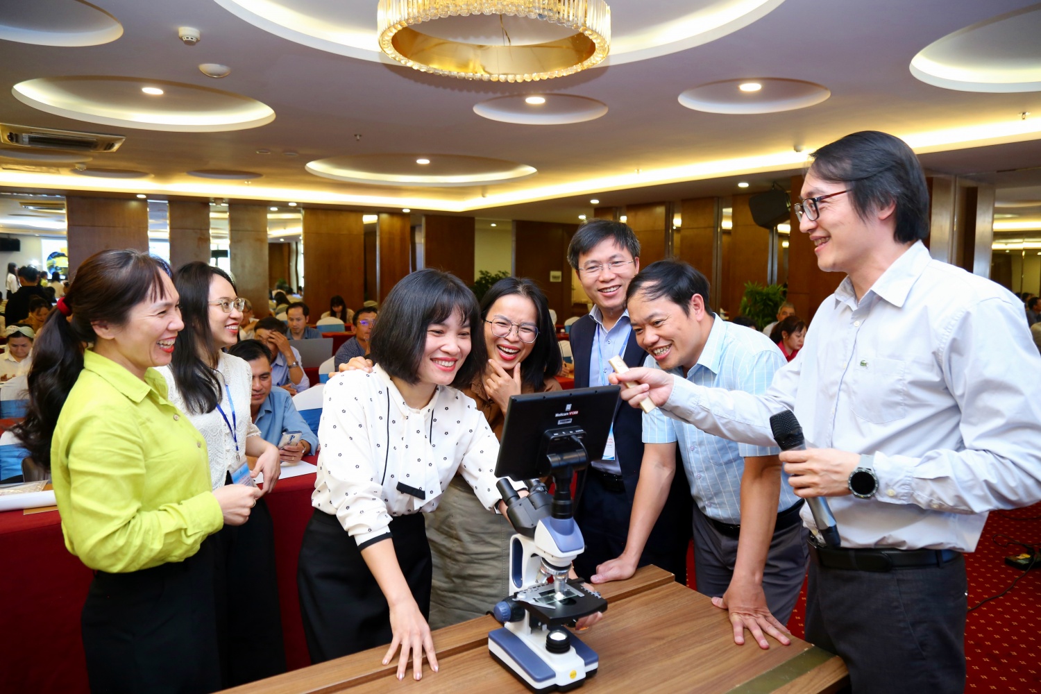 TS Đặng Văn Sơn trao đổi với các giáo viên.
