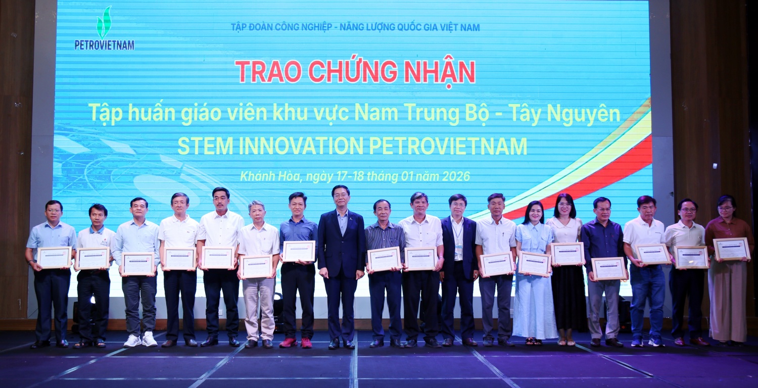 Đồng chí Trần Quang Dũng trao Giấy chứng nhận hoàn thành khóa học cho các trường khu vực Nam Trung bộ và Tây Nguyên.