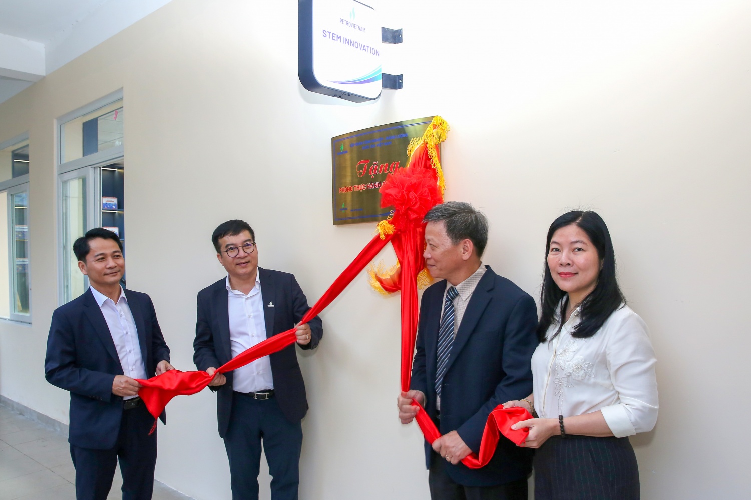 Lãnh đạo Sở Giáo dục và Đào tạo TP Đà Nẵng, BSR và Trường THPT Trần Phú khánh thành phòng STEM tại Trường THPT Trần Phú.