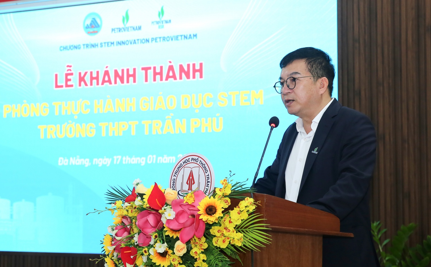 Tổng Giám đốc BSR Nguyễn Việt Thắng mong muốn các em sẽ tiếp tục học tập, phát triển, trở thành nguồn nhân lực chất lượng cao để đóng góp tích cực cho đất nước. Cùng với đó, có thể trở thành những kỹ sư, chuyên gia và tương lai sẽ là những nhân sự tham gia vào đội ngũ kỹ sư lọc hóa dầu của BSR.