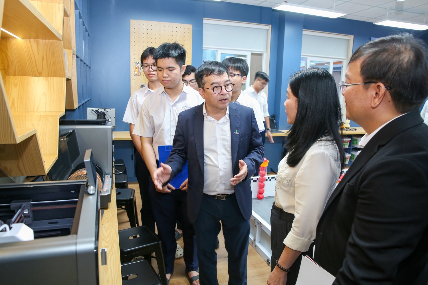 Tổng Giám đốc BSR Nguyễn Việt Thắng trao đổi với Nhà giáo Lê Thị Bích Thuận về ý nghĩa của phòng STEM.