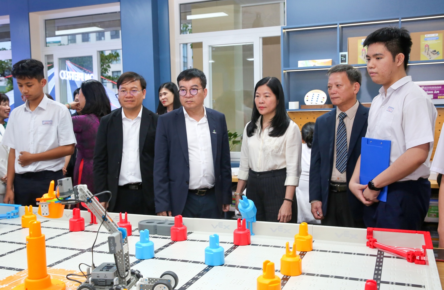 Các đại biểu tham quan, nghiên cứu vể phòng thực hành giáo dục STEM.