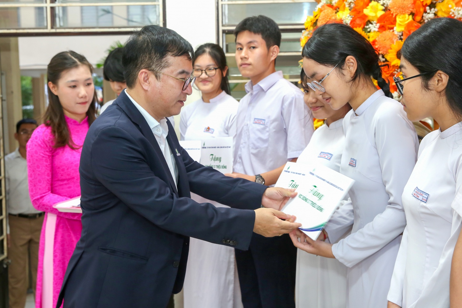 Lãnh đạo BSR trao các suất học bổng cho các em học sinh có kết quả học tập tốt của Trường THPT Trần Phú. Chương trình đã trao 30 suất học bổng trị giá 3 triệu đồng/học sinh, góp phần khích lệ, động viên các em tiếp tục học tập và phát triển.