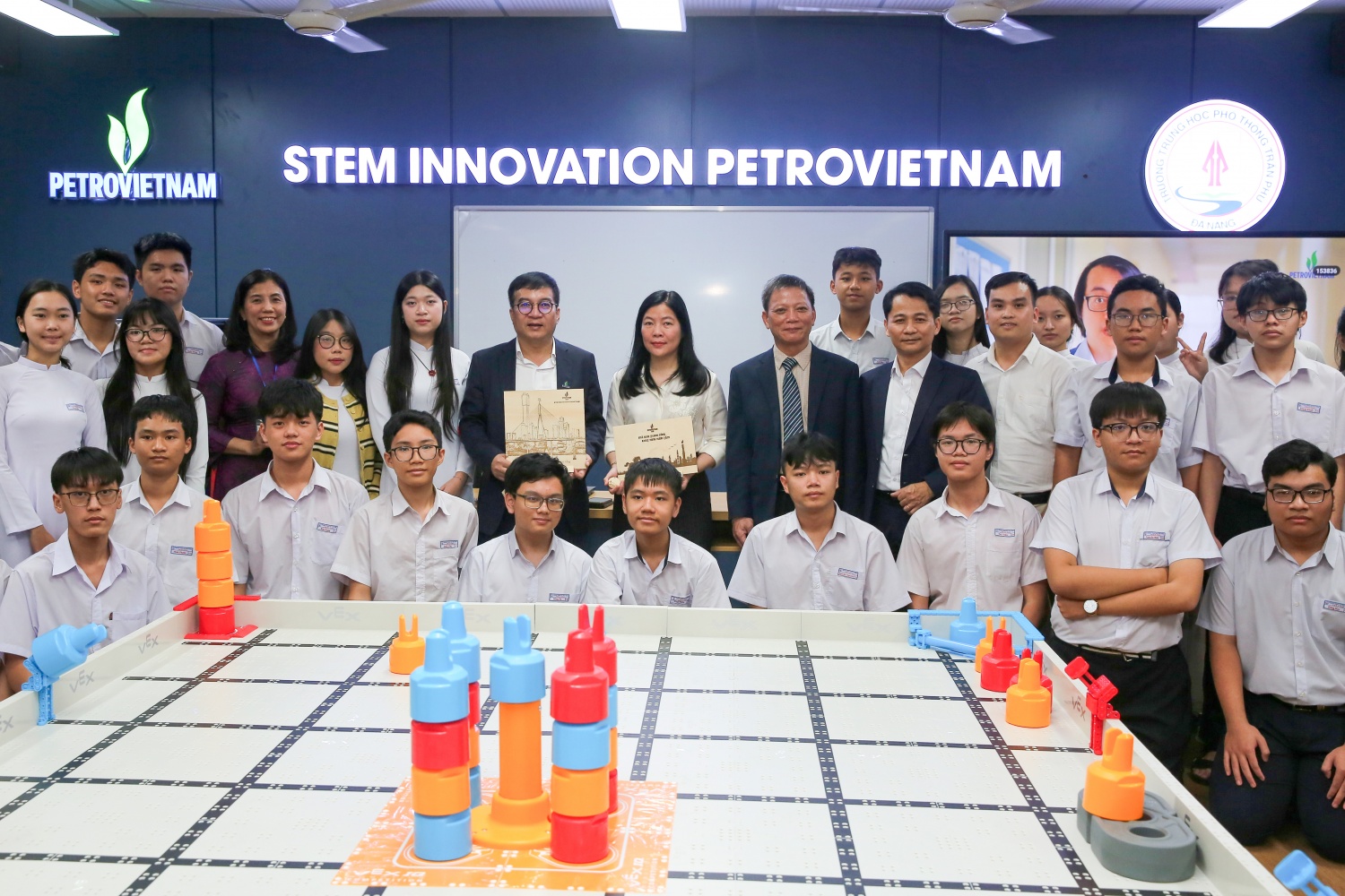 Các học sinh gửi tặng các đại biểu những sản phẩm do chính tay các em chế tác từ các thiết bị được trang bị tại phòng STEM.