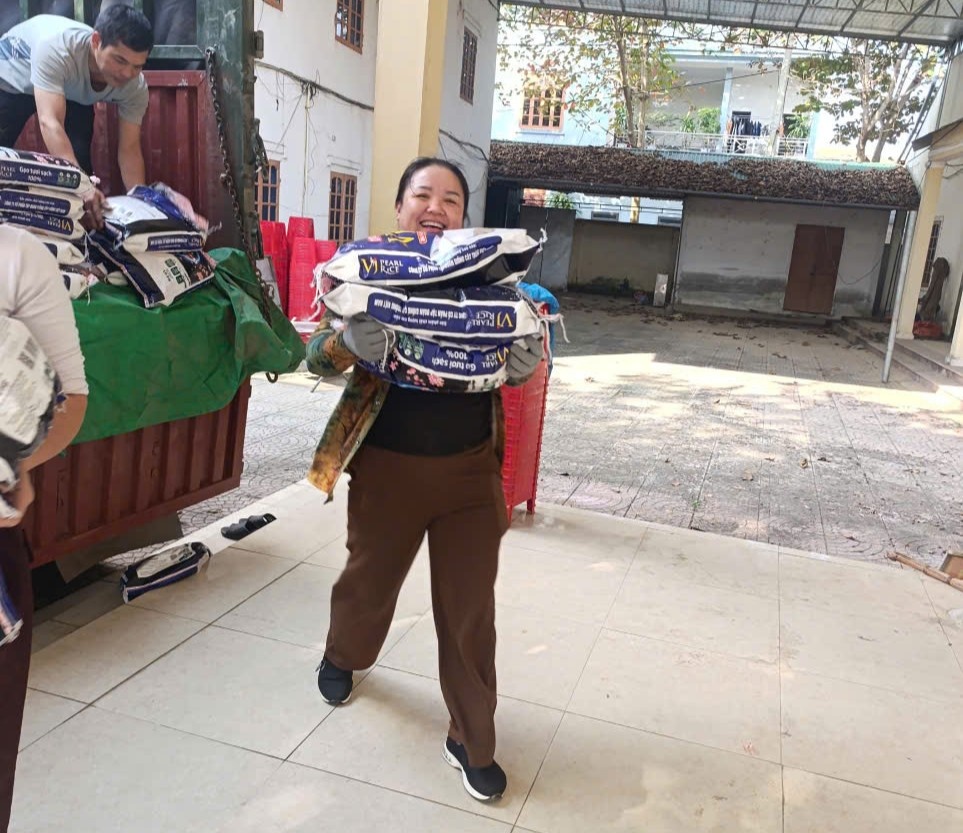 Người dân phấn khởi nhận quà hỗ trợ.