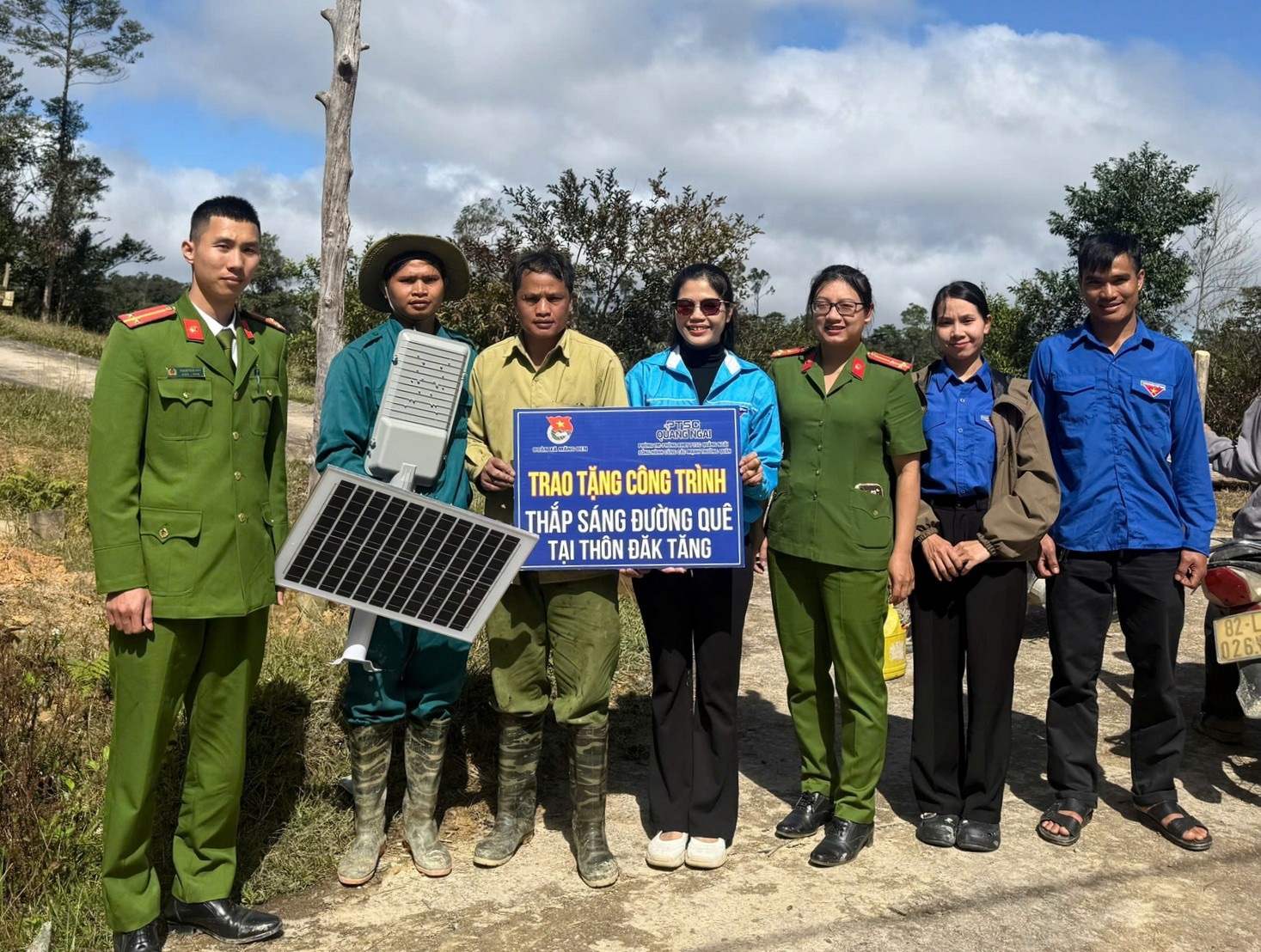 PTSC Quảng Ngãi chung tay đóng góp thực hiện công trình “Thắp sáng đường quê” tại thôn Đăk Tăng, xã Măng Đen.
