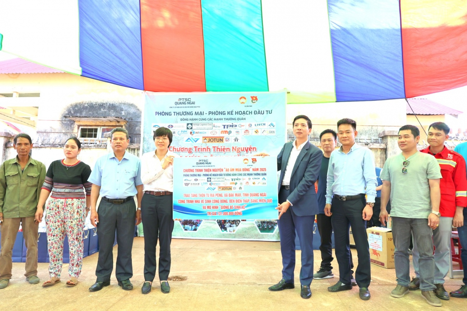 Ông Lê Hồng Phong - Giám đốc PTSC Quảng Ngãi cùng các mạnh thường quân trao tặng công trình công ích cho thôn Tu Ria Pêng, xã Đắk Mar.