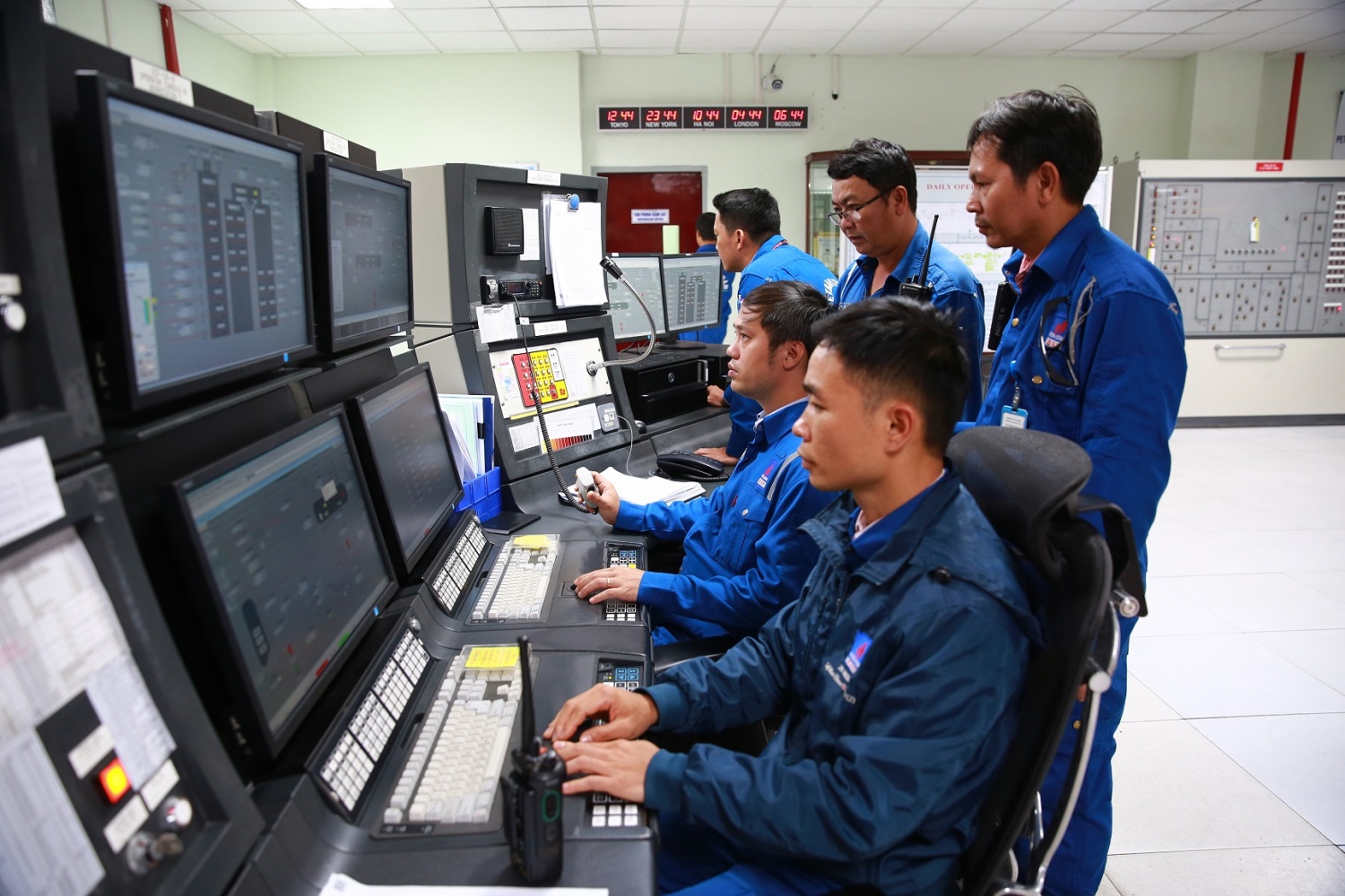 Cán bộ, kỹ sư BSR trực vận hành tại Phòng Điều khiển Trung tâm, bảo đảm NMLD Dung Quất vận hành an toàn, ổn định, liên tục trong dịp chào mừng Đại hội XIV của Đảng.