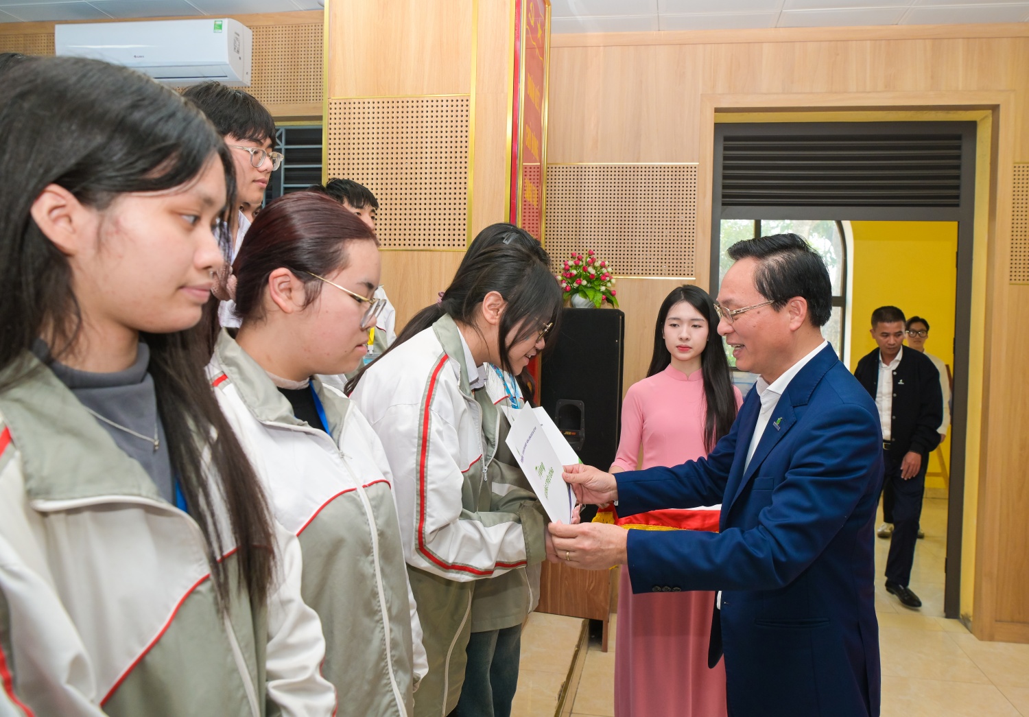 Ông Bùi Minh Tiến – Thành viên HĐTV Petrovietnam trao học bổng cho các em học sinh có thành thích xuất sắc