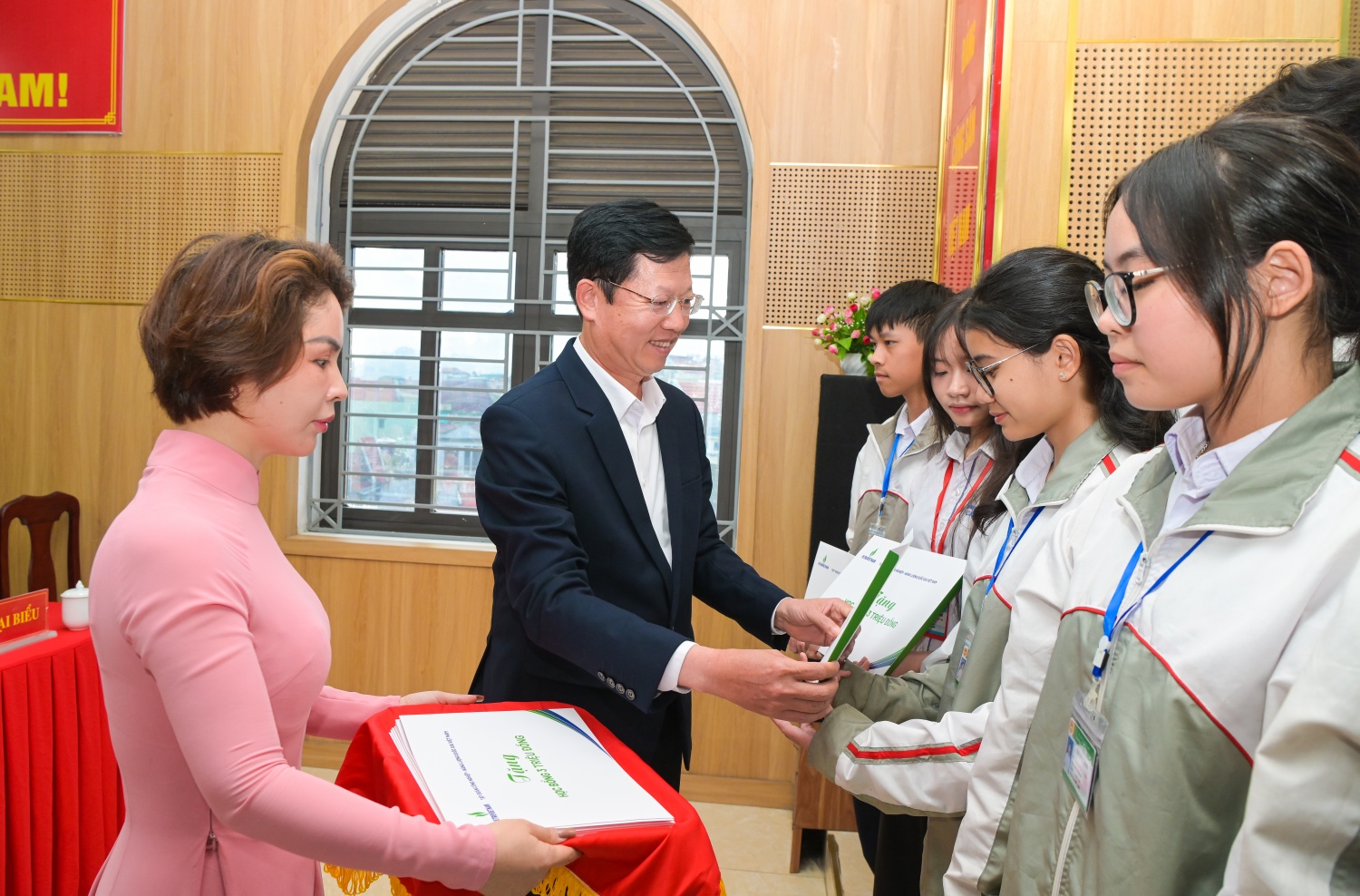 Ông Mai Đăng Tuấn - Phó Tổng Giám đốc Vietsovpetro trao học bổng cho các học sinh đạt thành tích cao trong học tập