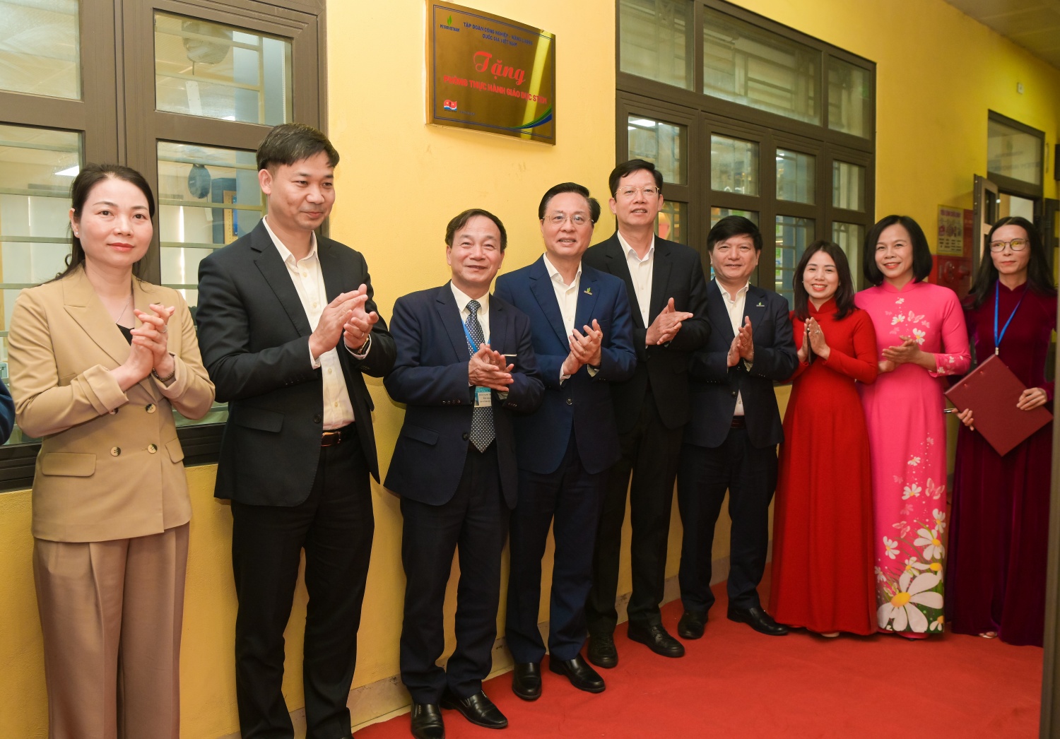 Các đại biểu cùng thầy cô 3 trường thực hiện nghi thức khánh thành phòng thực hành giáo dục STEM tại Trường THPT Cẩm Phả