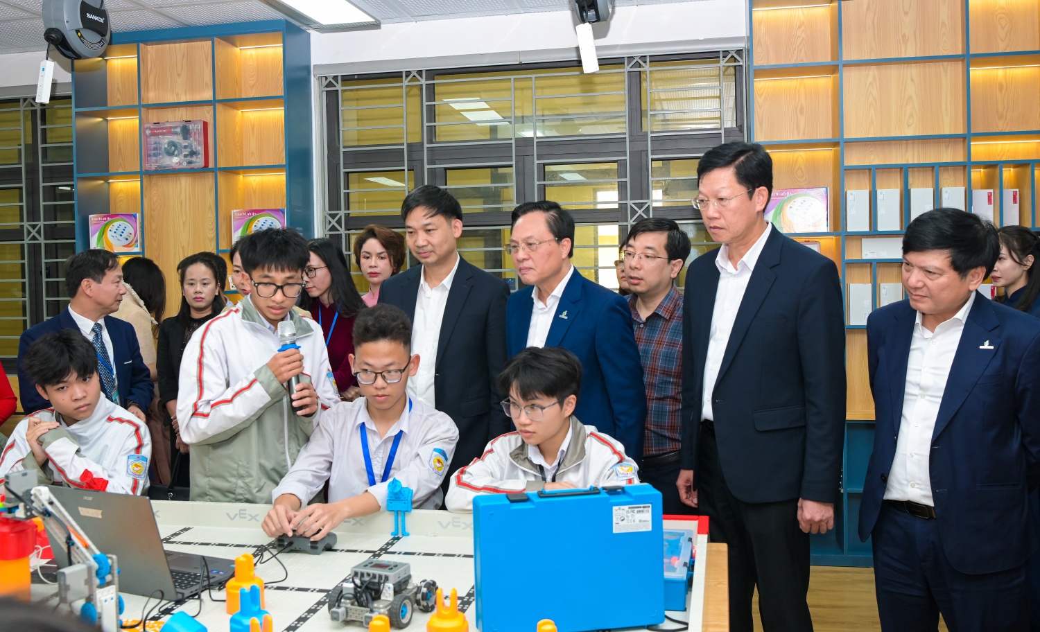 Các đại biểu tham quan phòng thực hành giáo dục STEM tại Trường THPT Cẩm Phả