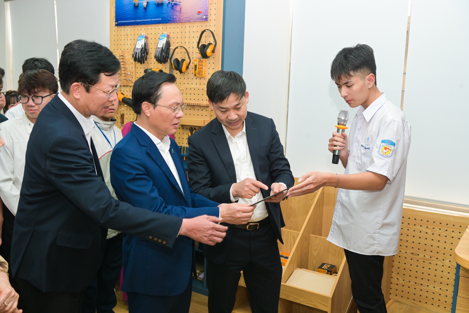 Học sinh giới thiệu các sản phẩm do chính mình nghiên cứu, chế tạo tại phòng STEM.