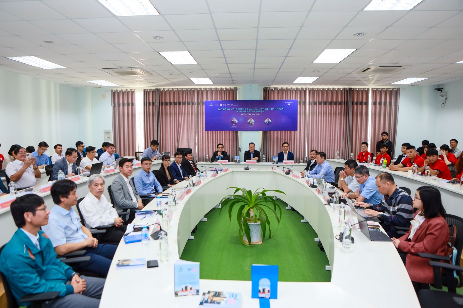 Toàn cảnh tọa đàm “Tác động môi trường của Nhà máy điện hạt nhân ven biển Ninh Thuận: Thực tế và giải pháp”.