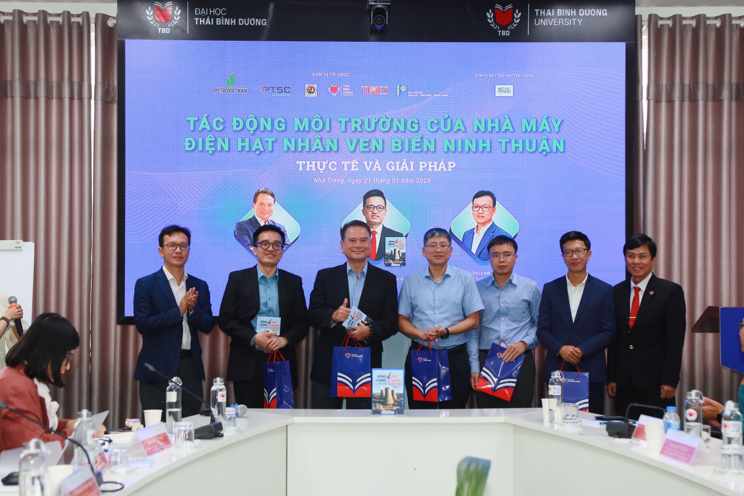 Ban tổ chức toạ đàm tri ân các diễn giả và Petrovietnam, PTSC.