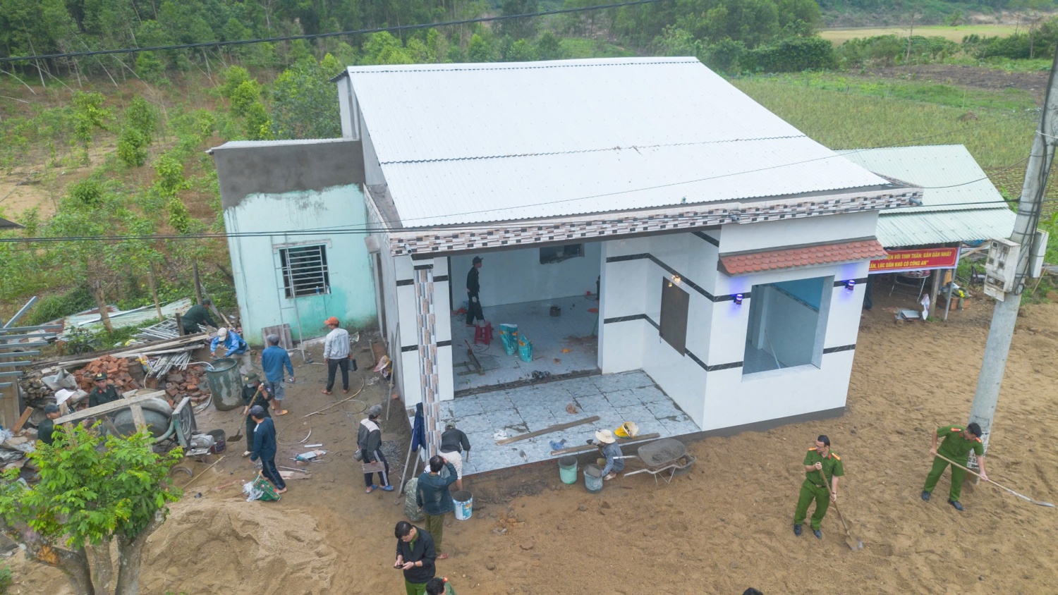 Những ngôi nhà mới khang trang được bàn giao cho người dân trước thềm Tết Nguyên đán, hiện thực hóa mục tiêu “mọi người đều có nhà, mọi gia đình đều có Tết”.