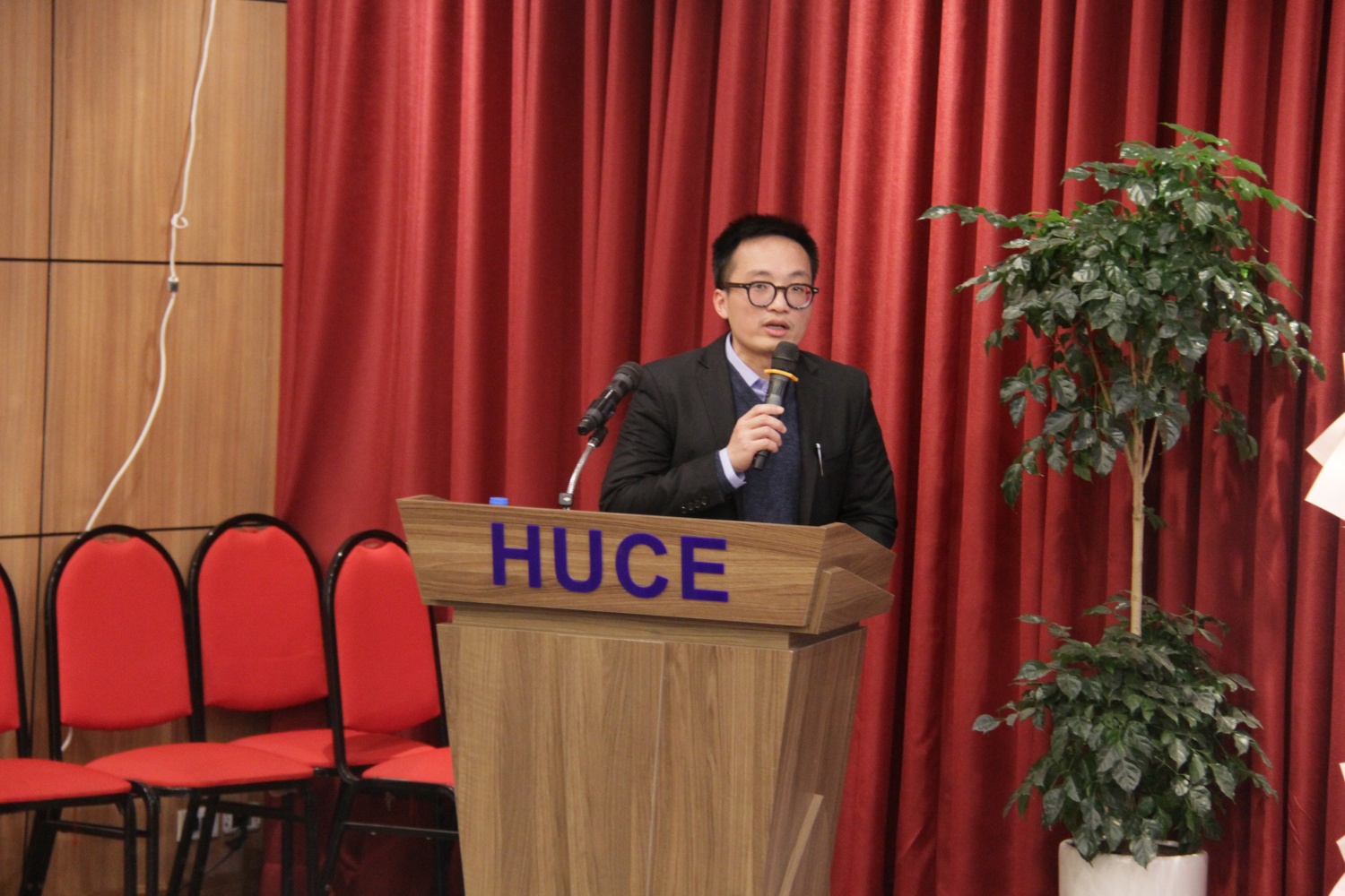 TS. Phạm Tuấn Hiệp, chuyên gia Tập đoàn Điện lực Pháp (EDF), Tổng Thư ký VietNuc chia sẻ tại tọa đàm.