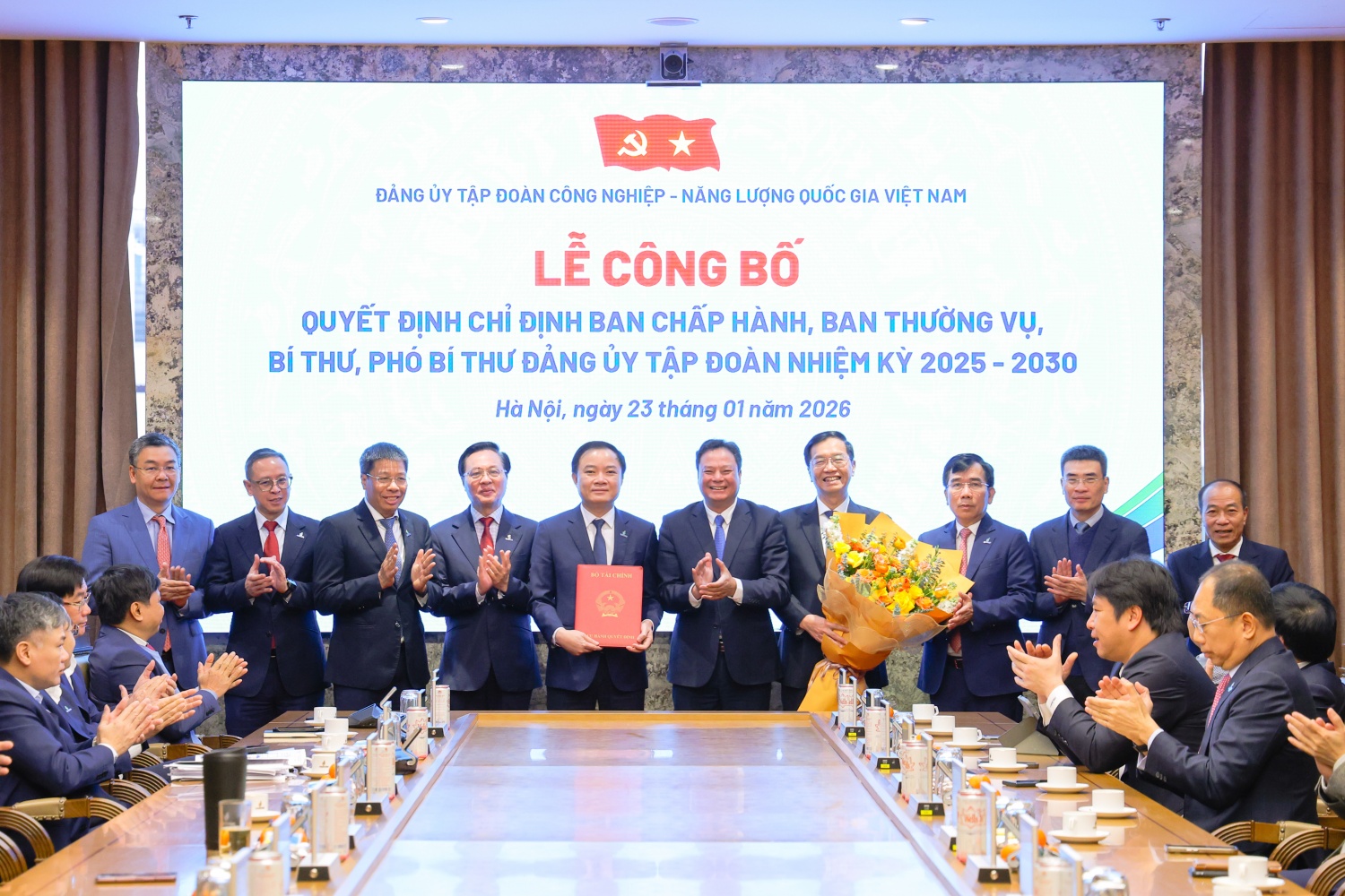 Đồng chí Đỗ Văn Trường, Phó Bí thư Đảng ủy Bộ Tài chính trao quyết định và chúc mừng các đồng chí Bí thư, Phó Bí thư thường trực Đảng ủy và các đồng chí trong Ban Thường vụ Đảng ủy Tập đoàn